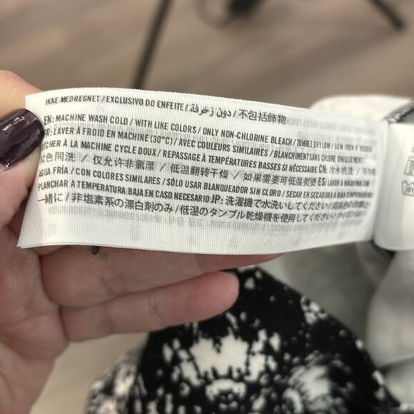 Abercrombie & Fitch Black and White Print Long Sleeve Cropped Top Size Medium - Picture 6 of 7